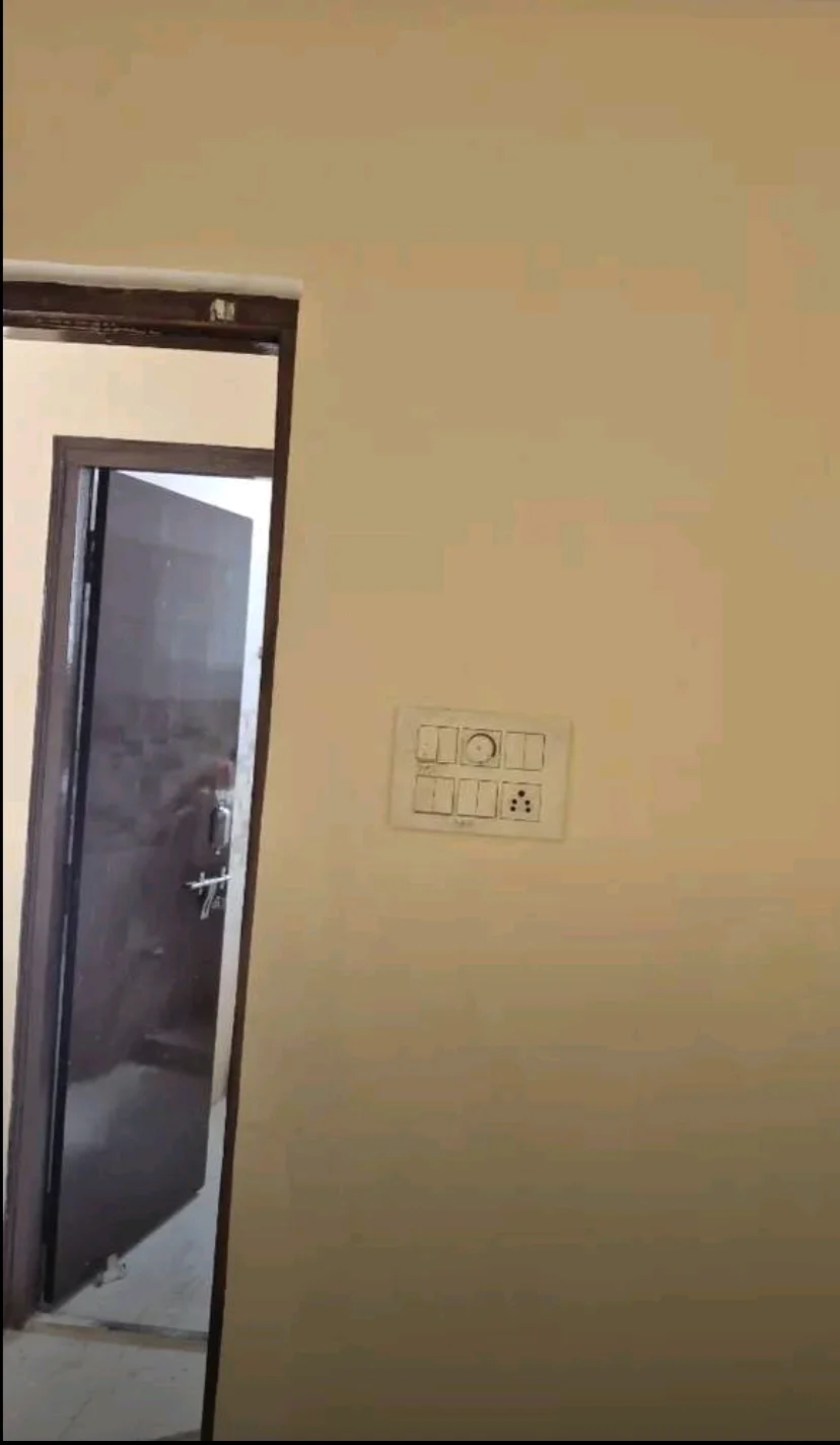 Spacious 3BHK Near T-Point Gola Road, Chanakyapuri