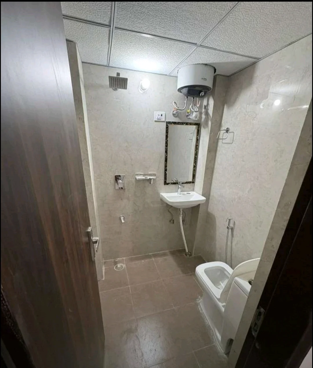 Fully Furnished 1BHK Near Medanta Hospital in Sector 38, Gurugram - thumbnail 2