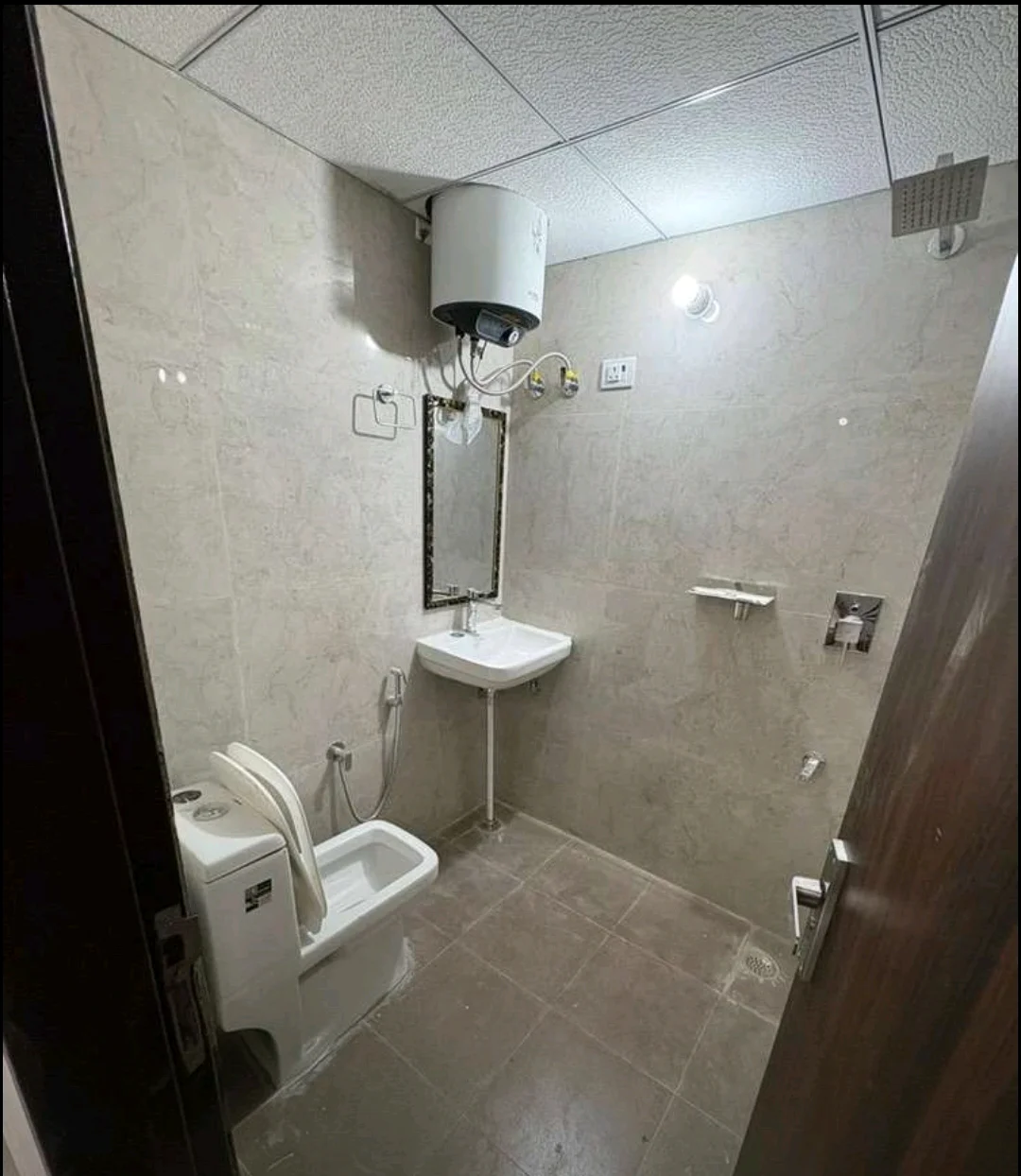 Fully Furnished 1BHK Near Medanta Hospital in Sector 38, Gurugram - thumbnail 3
