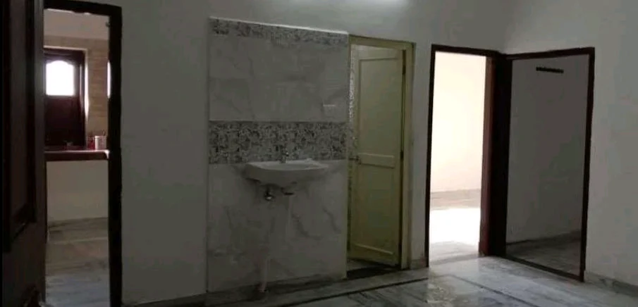 2BHK Semi-Furnished Flat for Bachelors