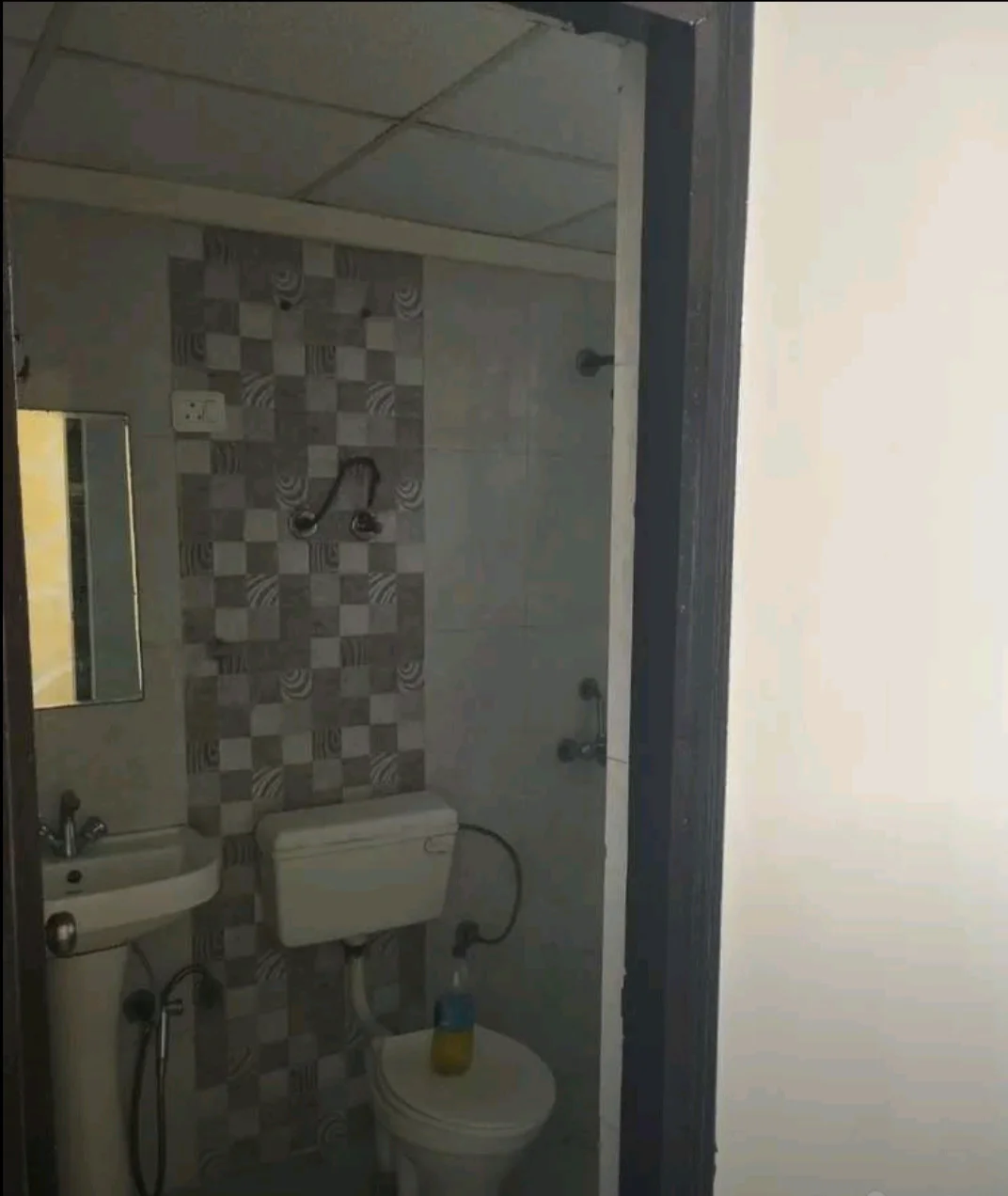 2BHK Apartment for Rent in Gaur City 2, Noida in Phase-2, Noida - thumbnail 3