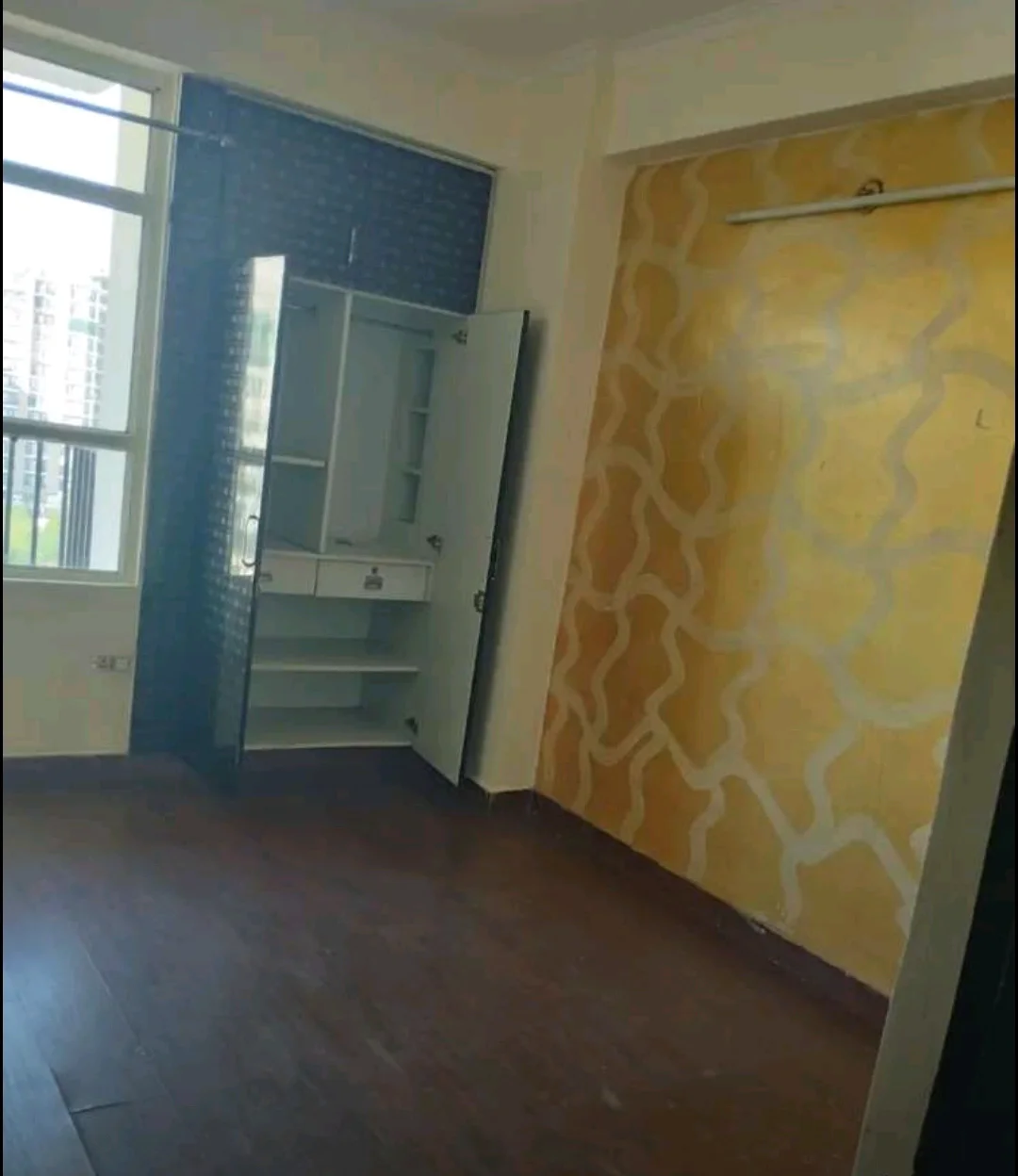 2BHK Apartment for Rent in Gaur City 2, Noida in Phase-2, Noida - thumbnail 4