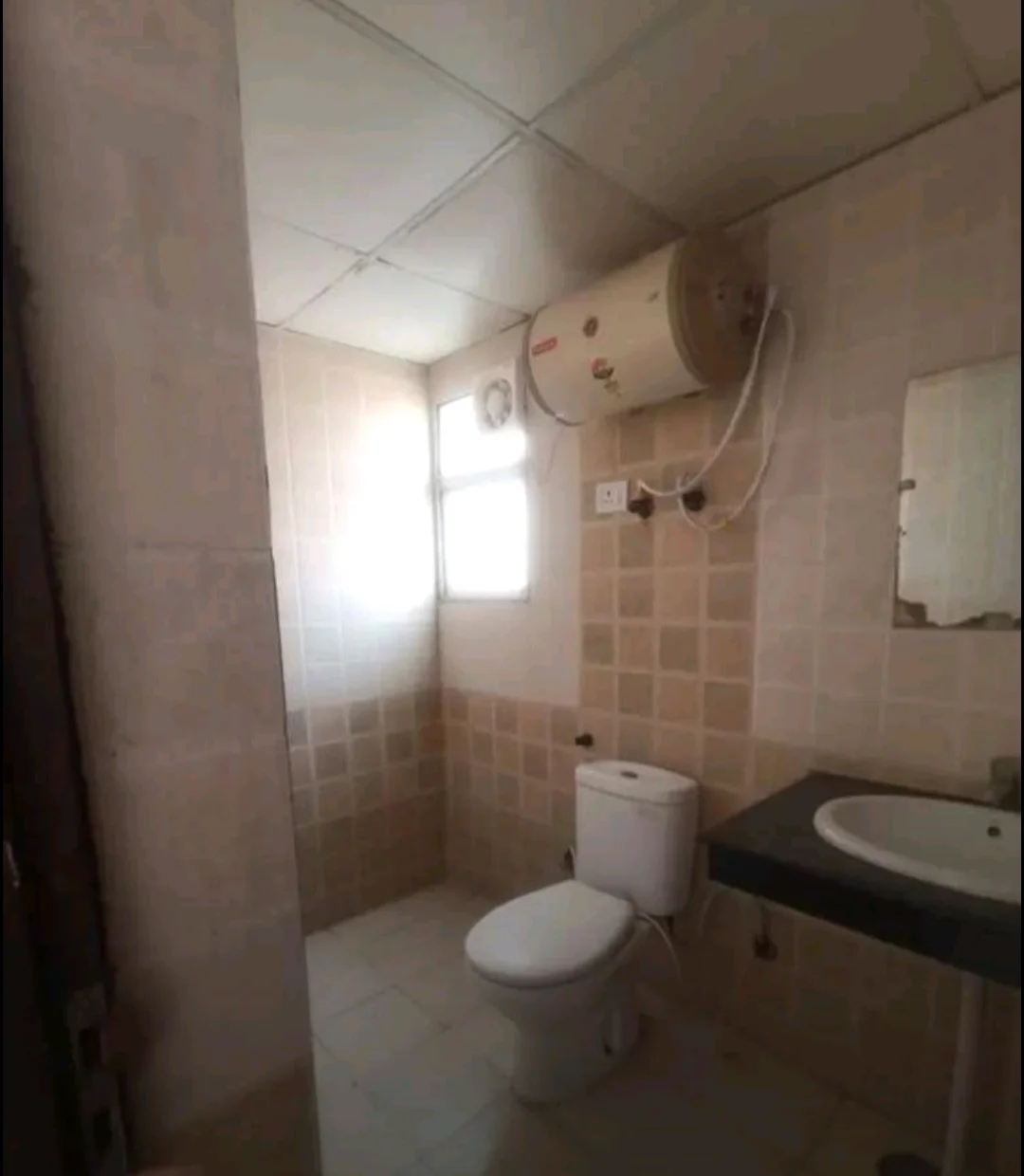 Fully Furnished Room in 3BHK for Working Female in Noida in Sector 78, Noida - thumbnail 3