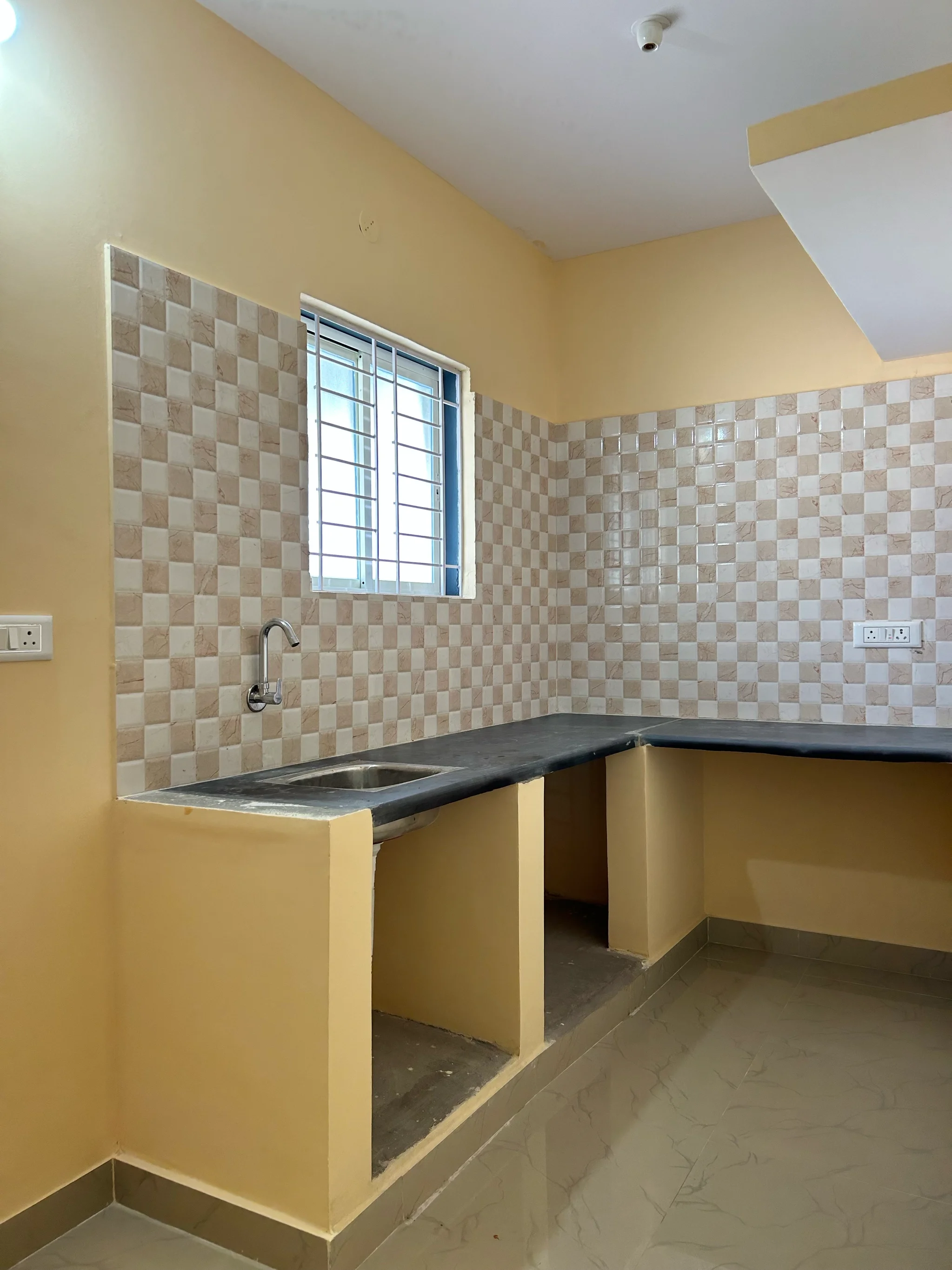 Semi furnished 1 BHK Flat for Rent in Mahadevapura - thumbnail 2