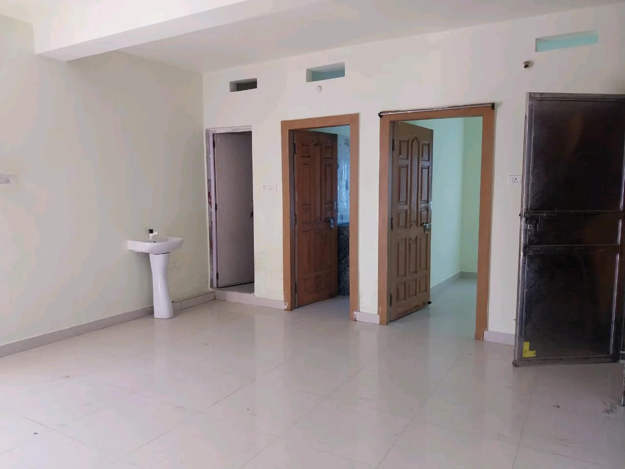 Semi furnished 3 BHK Flat for Rent in Krishna Nagar Colony, Ranchi - thumbnail 2